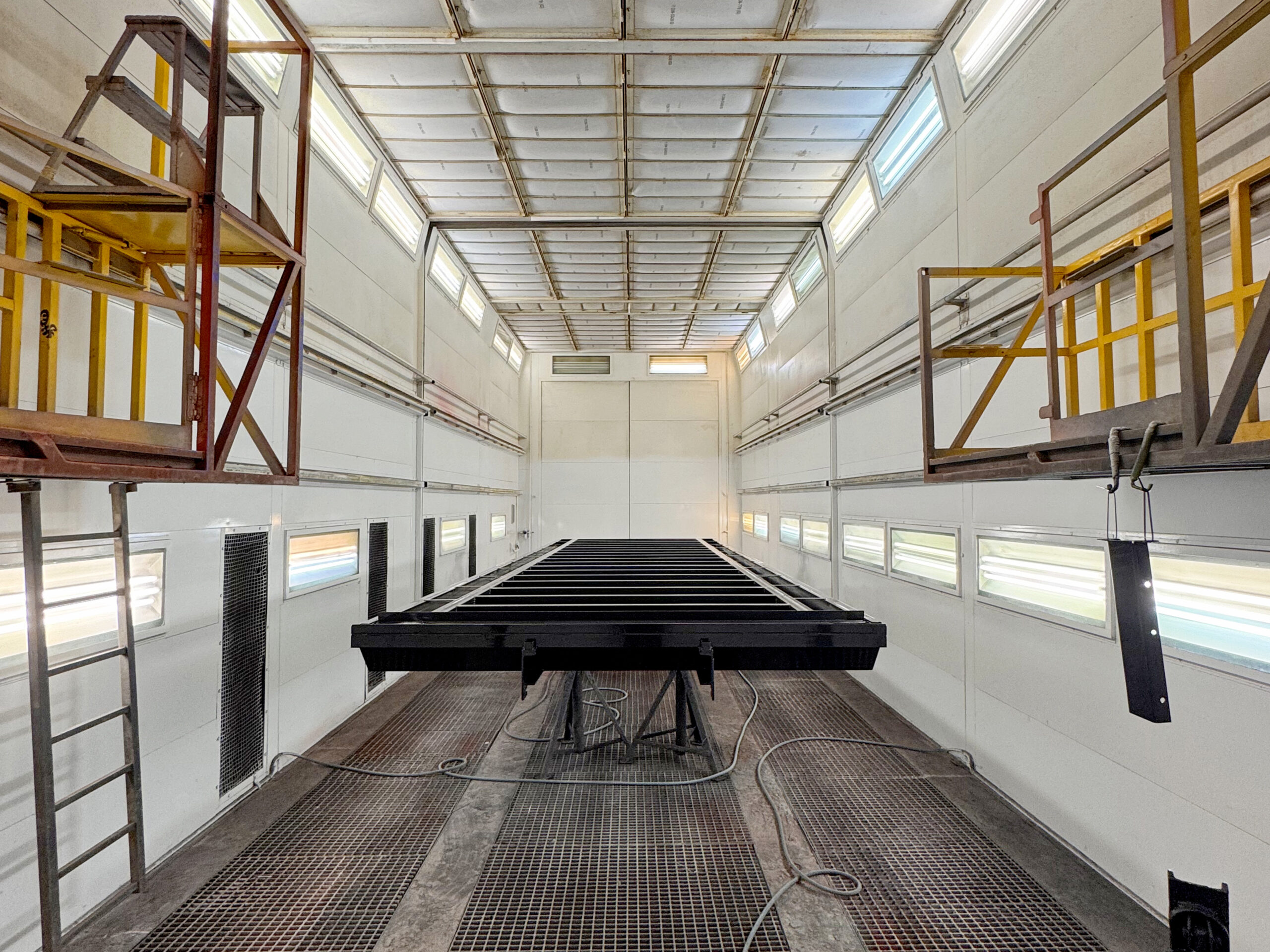 Cabine de peinture pour véhicules industriels
